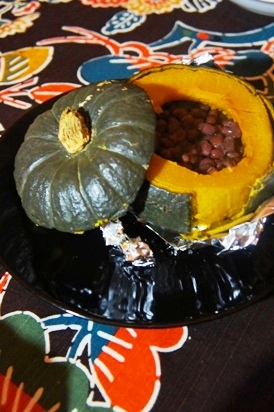 黒い皿に盛り付けたまるごとかぼちゃの焼きぜんざい