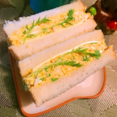 シャキシャキ水菜とプチプチ実山椒のチーズ卵サンド