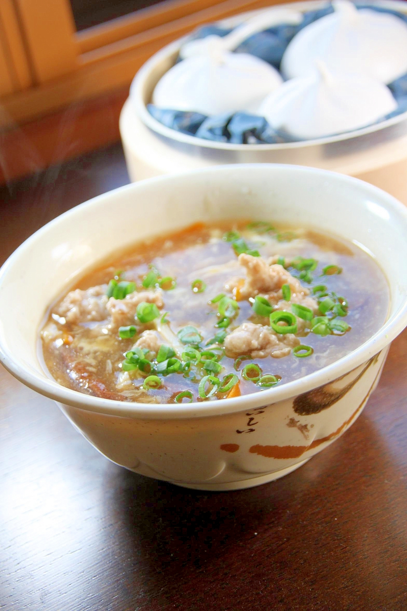 白い丼ぶりに入ったローガンタン