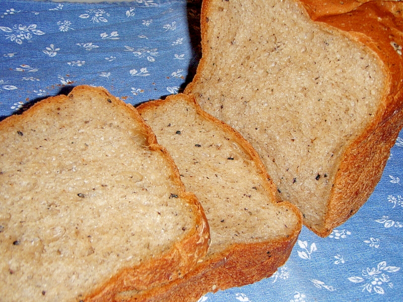 水色のペーパーの上に並んでいる黒ごまときな粉の食パン