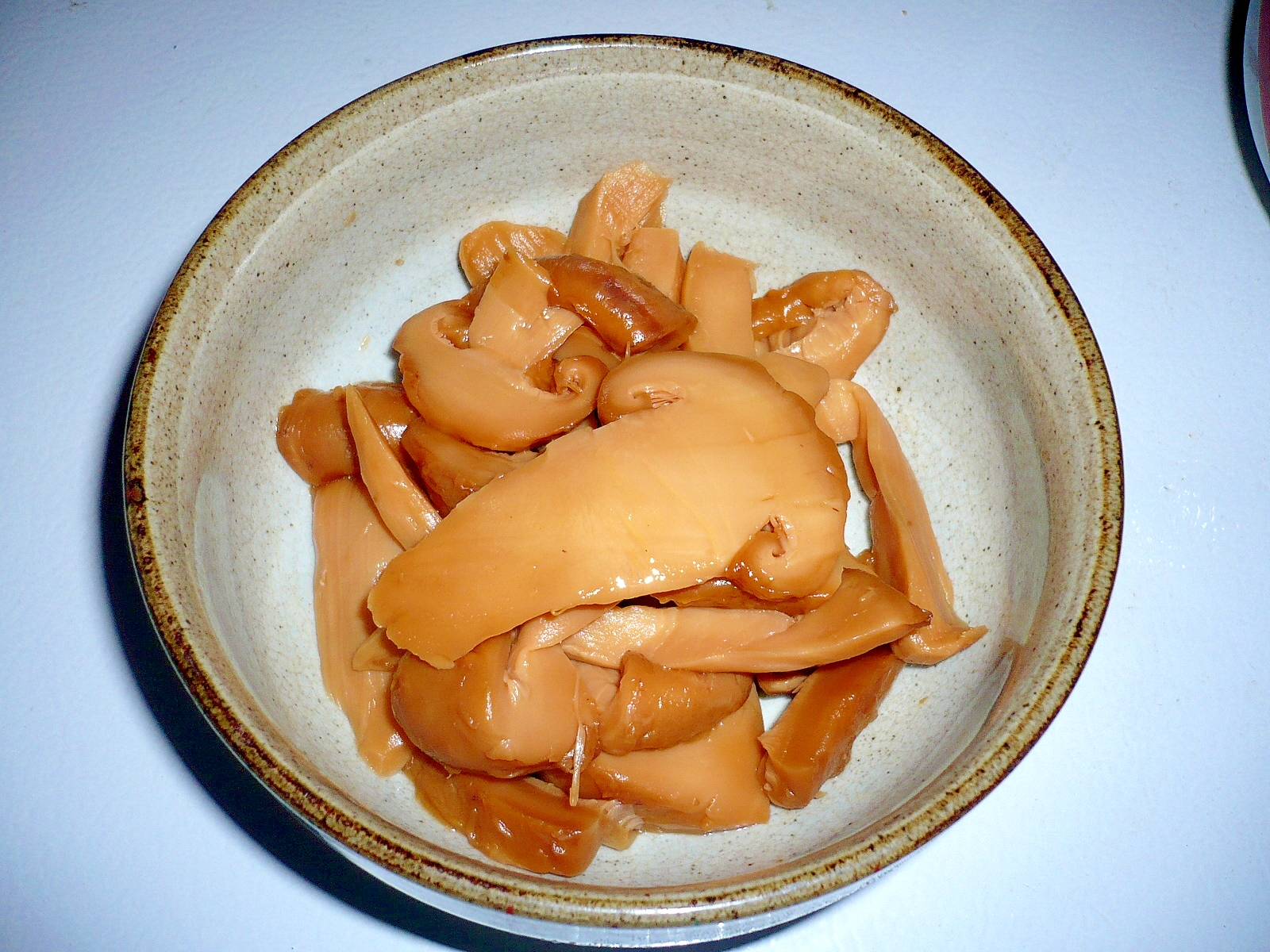 白い皿に盛られた松茸の佃煮