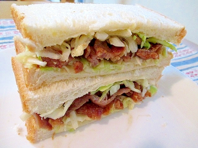 白い皿に盛られた生姜焼きとキャベツのサンドイッチ