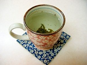 桜柄のマグカップに注がれた昆布茶