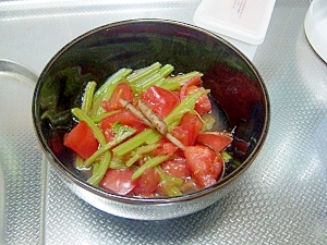 黒色の器に盛られた若ごぼうのサラダ