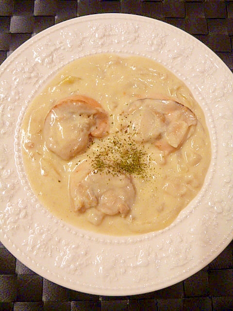 白い皿にのった帆立貝と玉ねぎの豆乳チャウダー