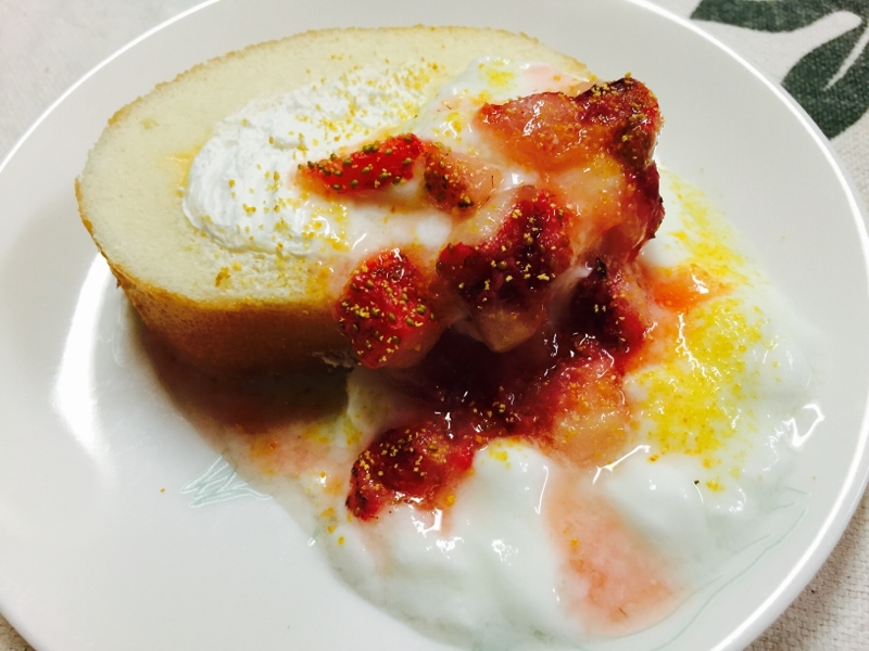 チーズロールケーキのイチゴヨーグルトがけ