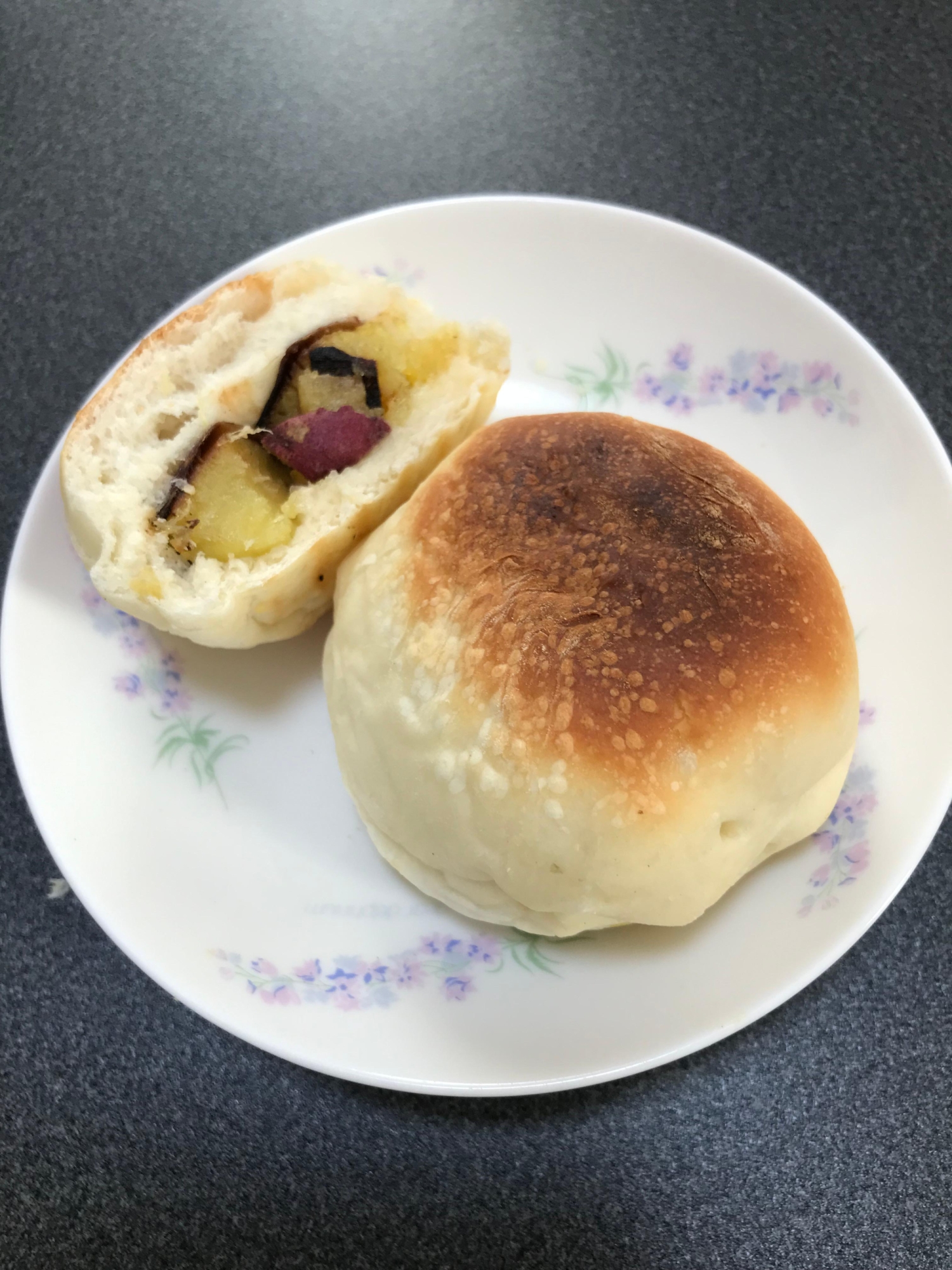 花模様の丸皿に盛り付けた焼き芋入り丸パン