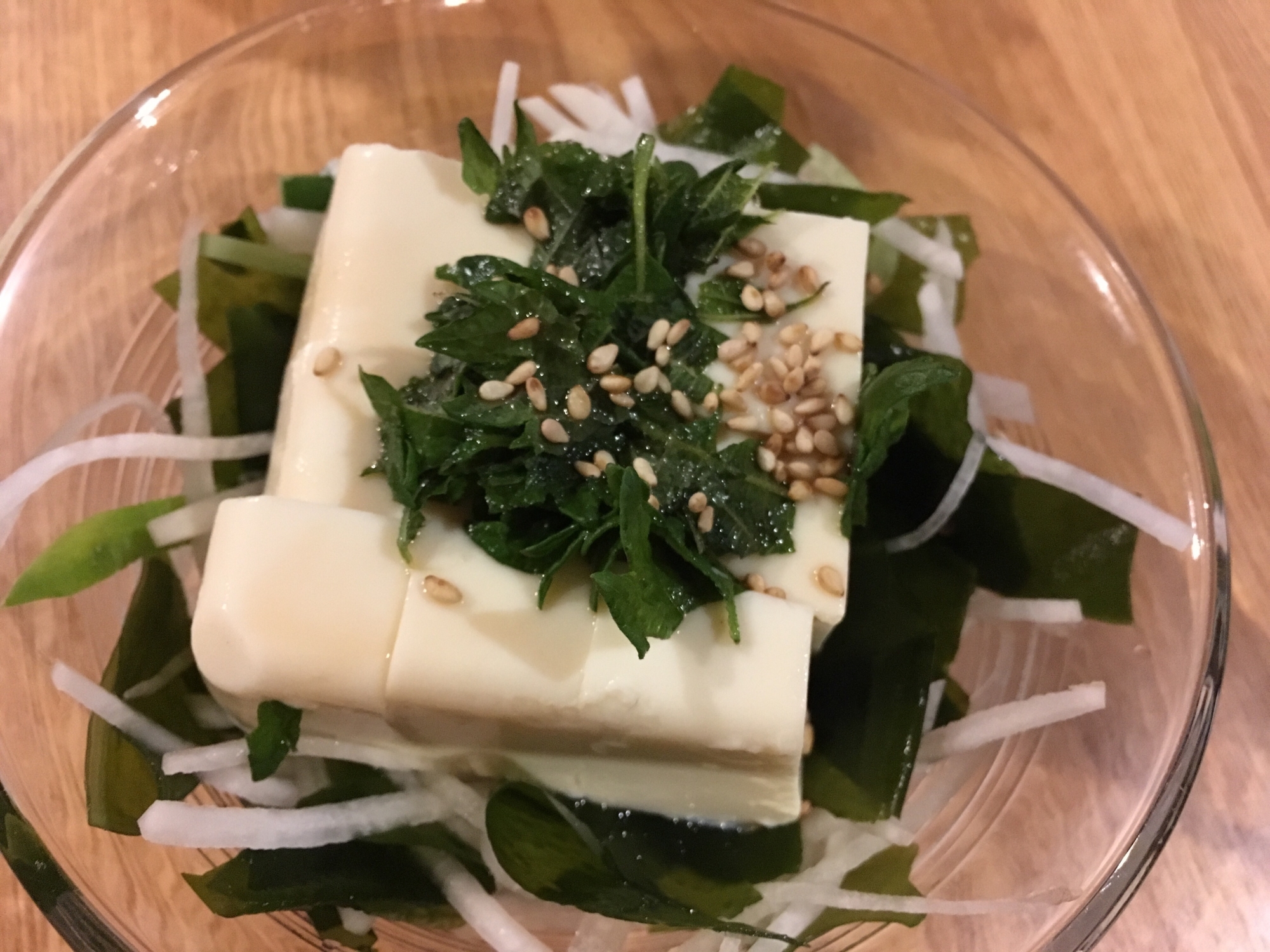 10. えごまの葉トッピングの豆腐サラダ