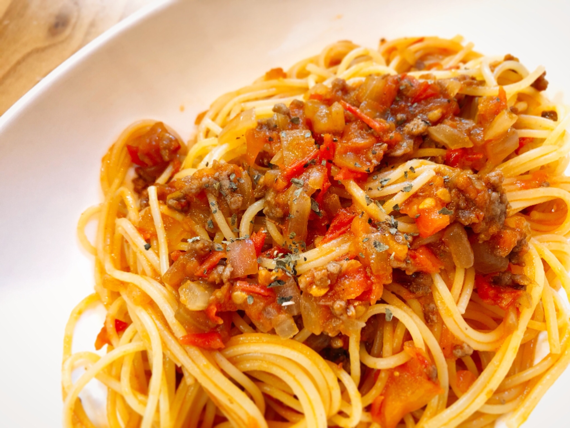 生のトマトで作ったミートソースで和えてあるスパゲッティ
