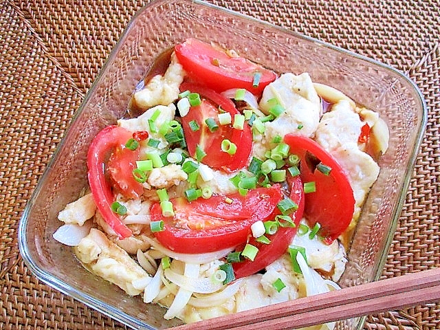 透明の皿にのった鶏むね肉のトマト南蛮漬け