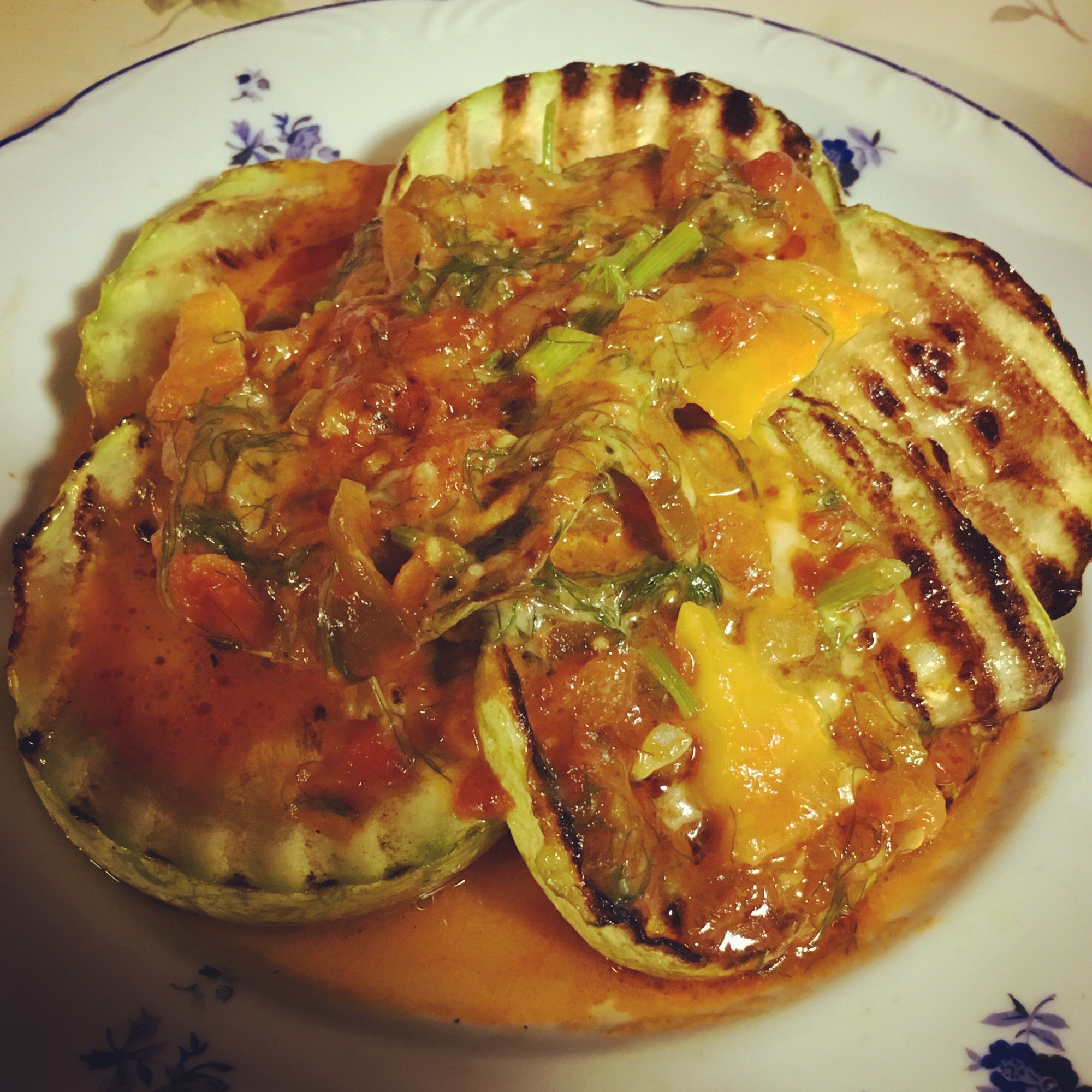 丸ズッキーニのステーキ　トマトソース