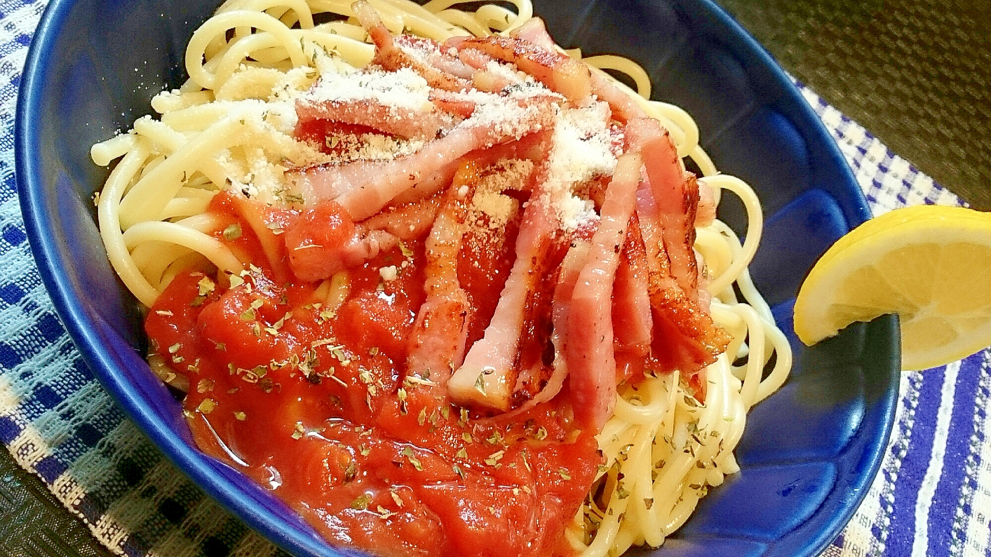 青い皿に盛られたネギ油の冷製トマトパスタ