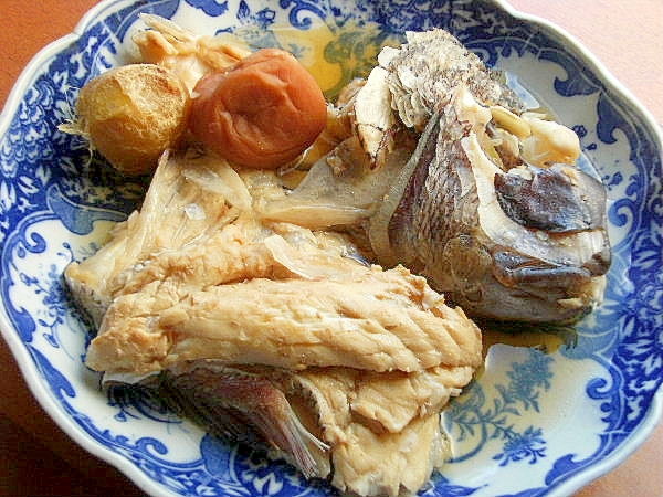 青い模様入りの皿に盛りつけられた真鯛の梅干し入りアラ炊き