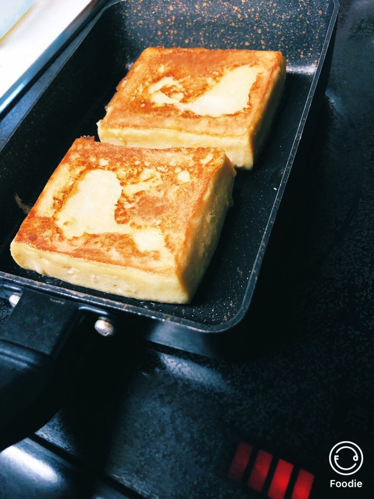 高野豆腐のフレンチトーストをフライパンで焼く様子