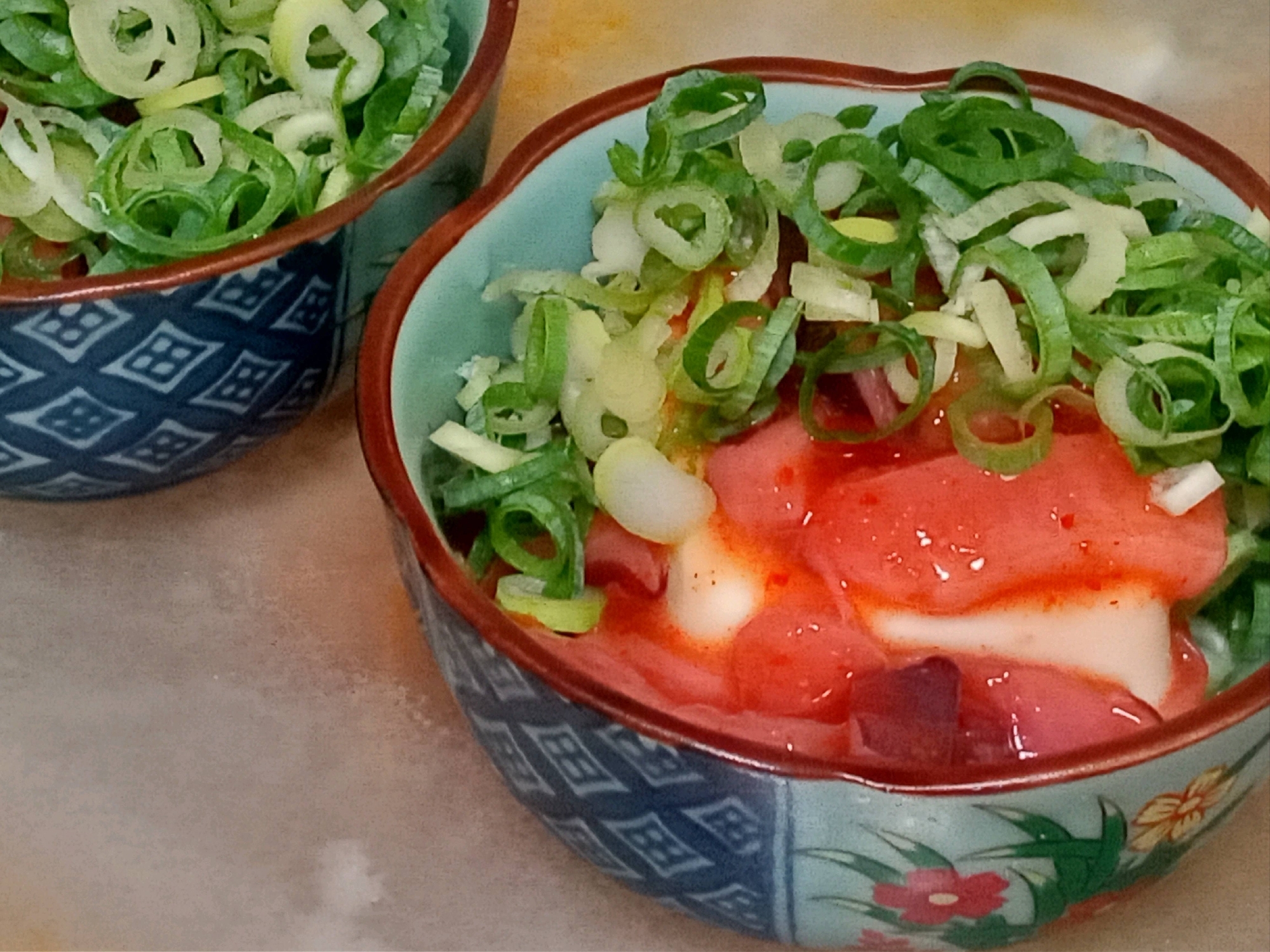 和食器に盛り付けたイカ明太冷奴