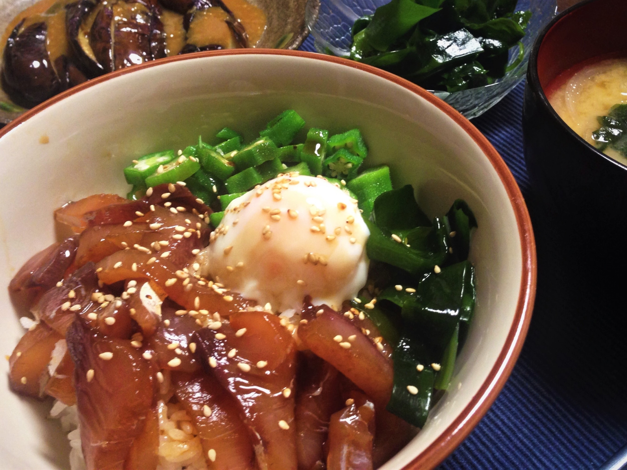 器に盛り付けたハマチの漬け丼