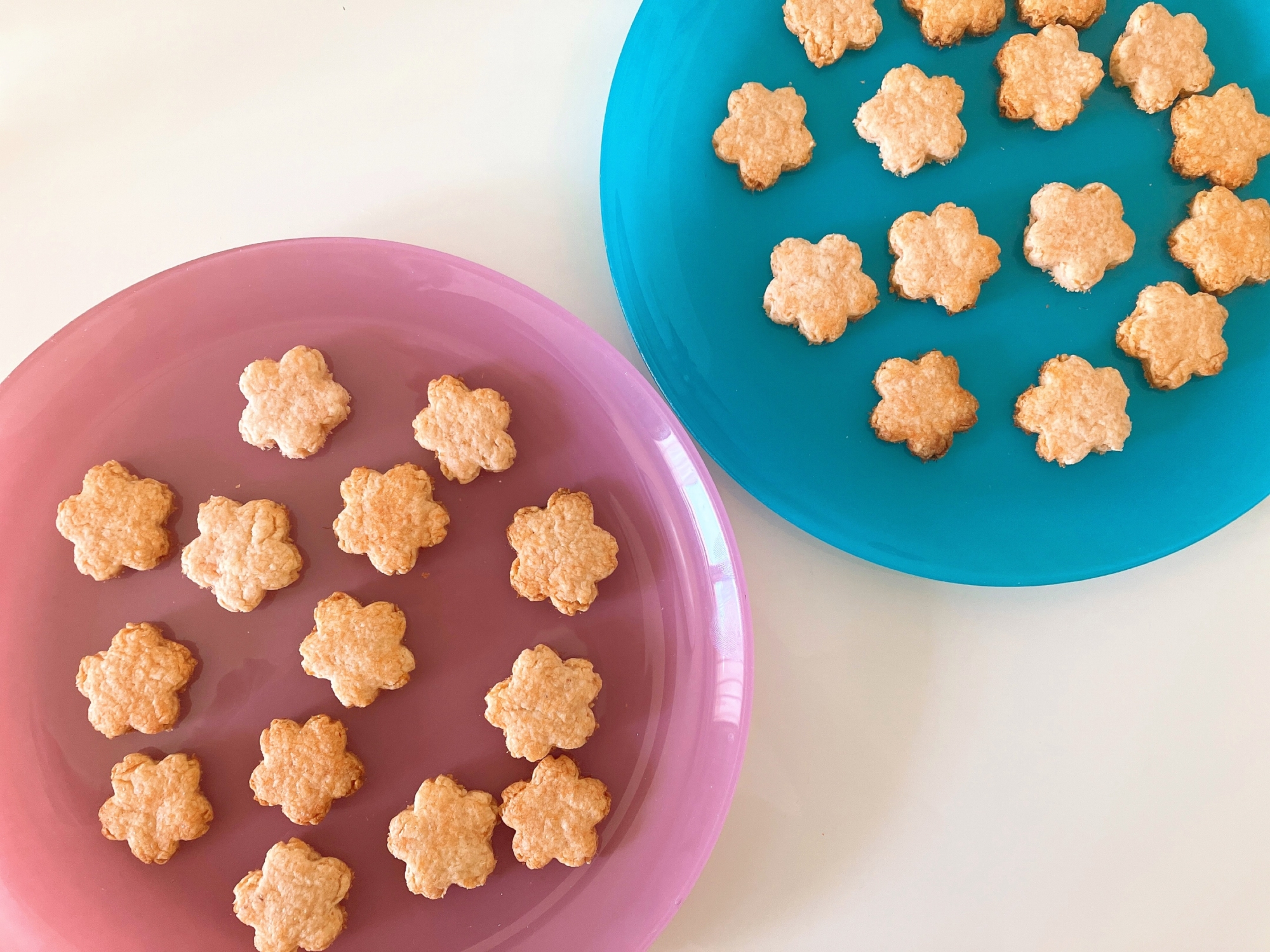 桜型のクッキーがたくさん並んでいる皿2枚