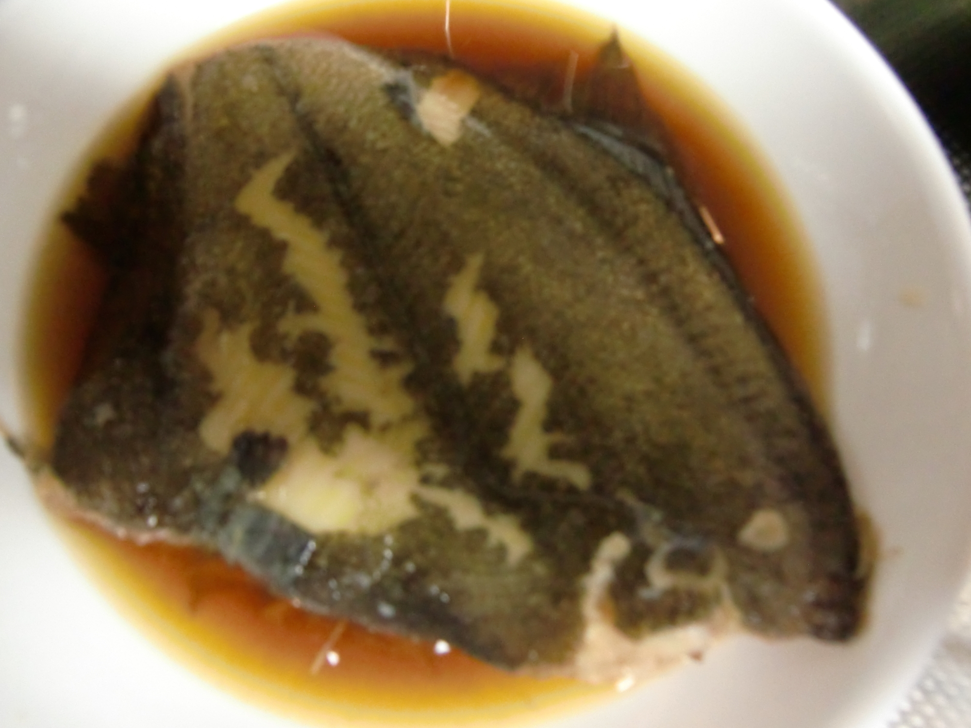 白い皿に盛り付けた中華風カレイの煮付け