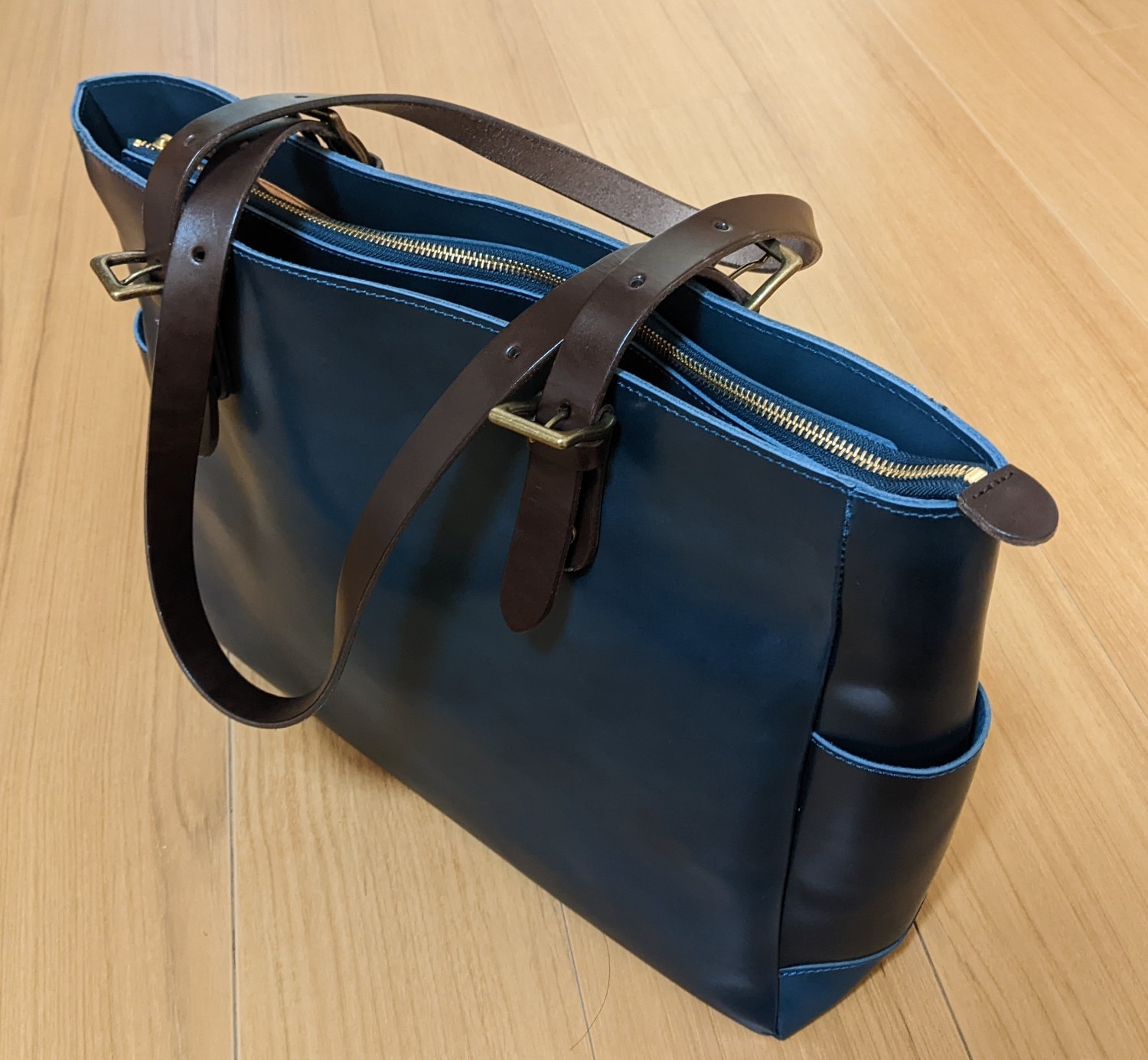 美品Zeha 姫路レザーA4トートバッグ ネイビー zeha 美品Zeha 姫路レザーA4