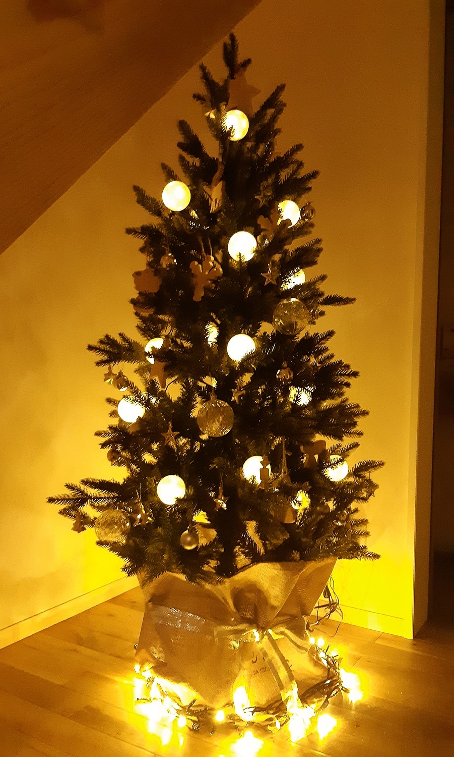 ☆大きくて本物みたいな葉のクリスマスツリー☆2m強☆ elsahariano.com