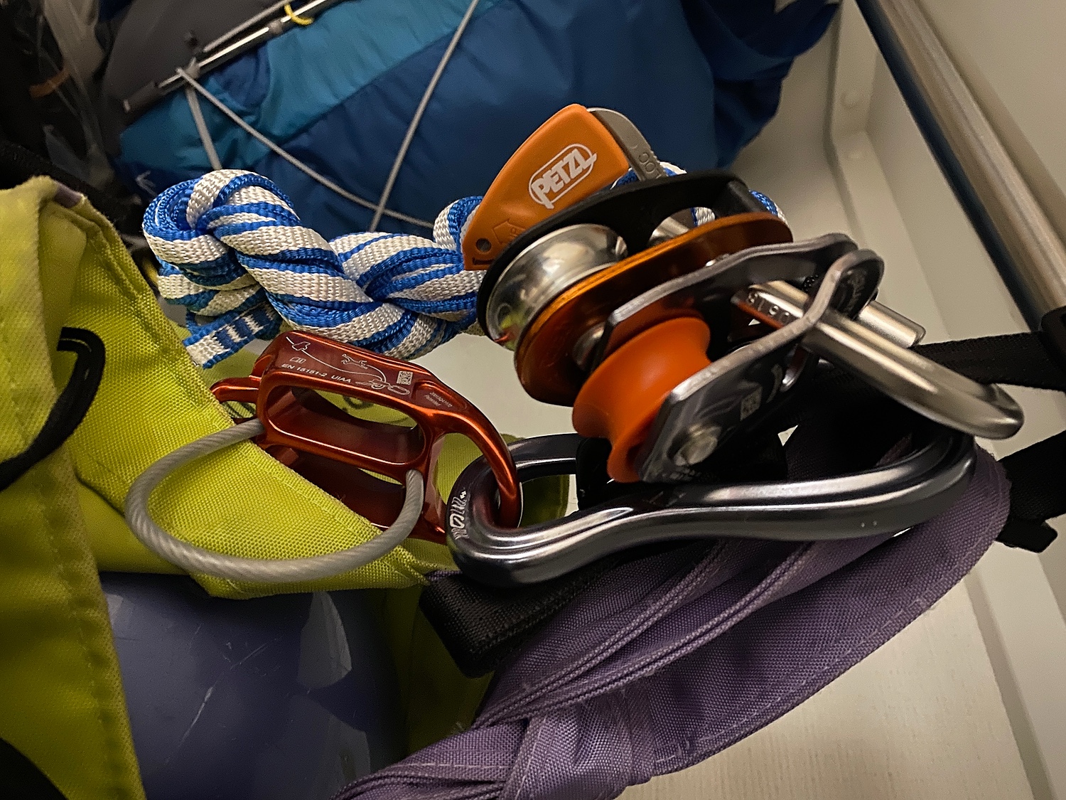 大人気!ペツル Petzl ルベルソ5 ビレイデバイス 器具 レッド D017AA00 グッズ ディッセンダー ロープクライミング 確保器 ビレイ  ビレイディバイス 登山用品 クライミング グレー 懸垂下降 クライミング用品 ディセンダー グリーン おすすめ 登山 道具 登山・クライミング ...