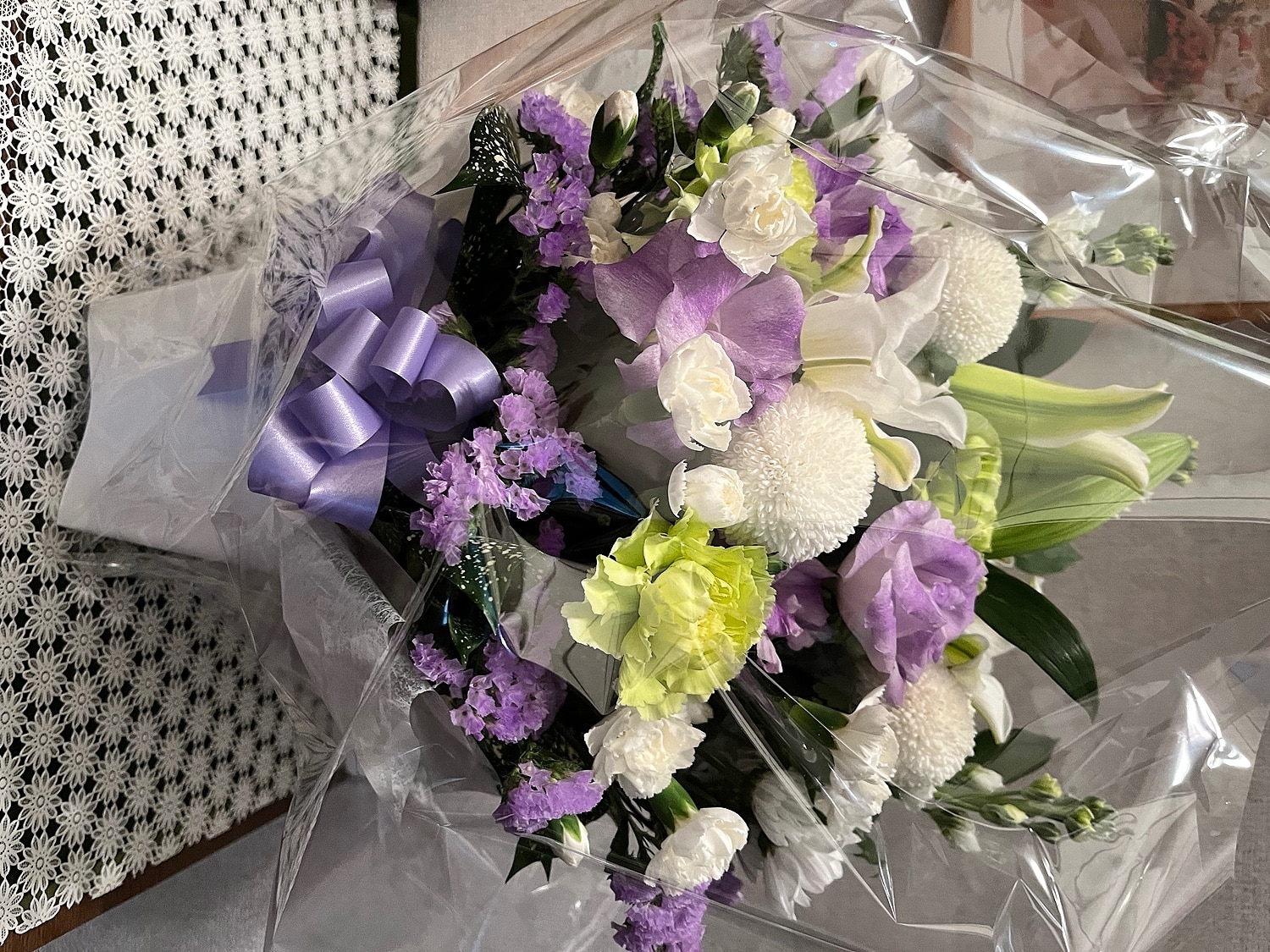 【楽天市場】あす楽14時まで受付 お供え 生花 アレンジメントMサイズ お供え 花 アレンジ お悔やみ フラワーアレンジ 贈り物 法事 お ...