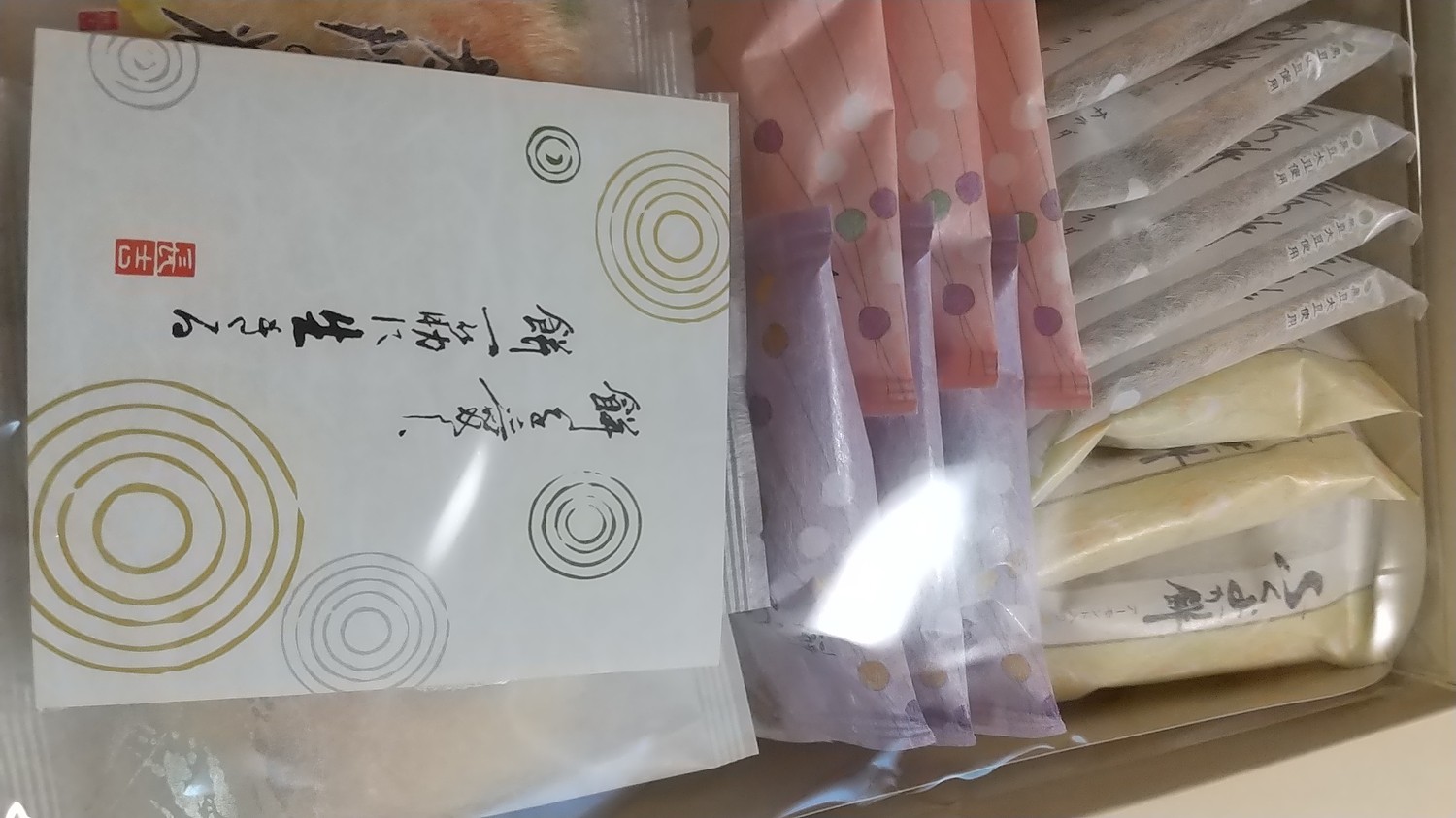 楽天市場】定番商品を詰め合わせた冬季限定のお得な一箱【送料無料 お歳暮 お年賀 内祝い】（※期日指定12月29日までお届け可）もち吉 【送料無料】冬めぐり  化粧箱【国産米100％ 6種25枚】【楽ギフ_のし】【楽ギフ_のし宛書】(おせんべい・おかきの老舗 もち吉 ...