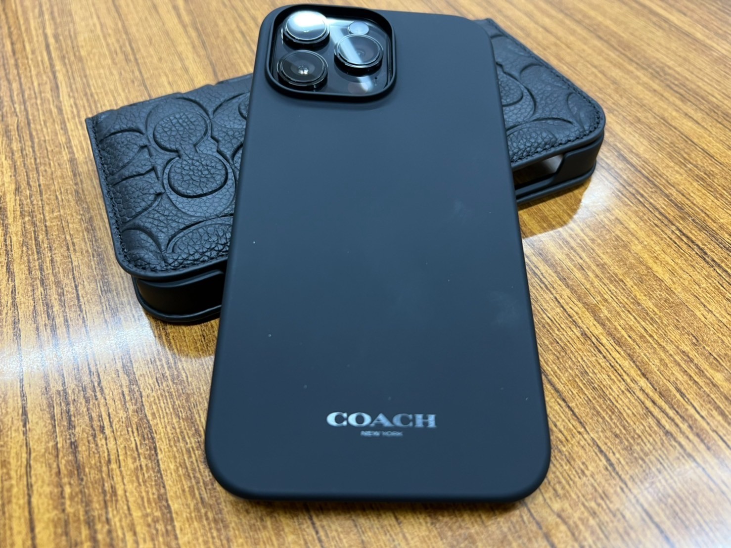 新品 コーチ Coach 手帳型 iPhone14Plus ケース ブラック 本物だから