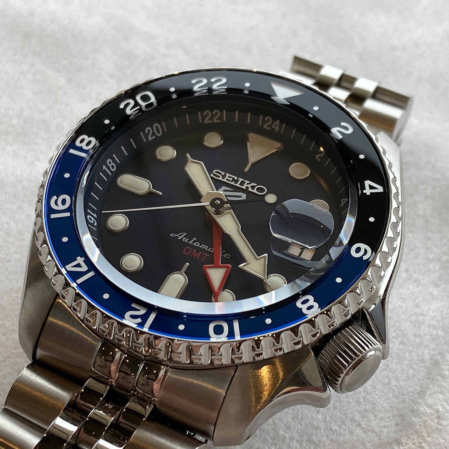 セイコー 5スポーツ GMT 青文字盤×青黒ベゼル バットマン SBSC003