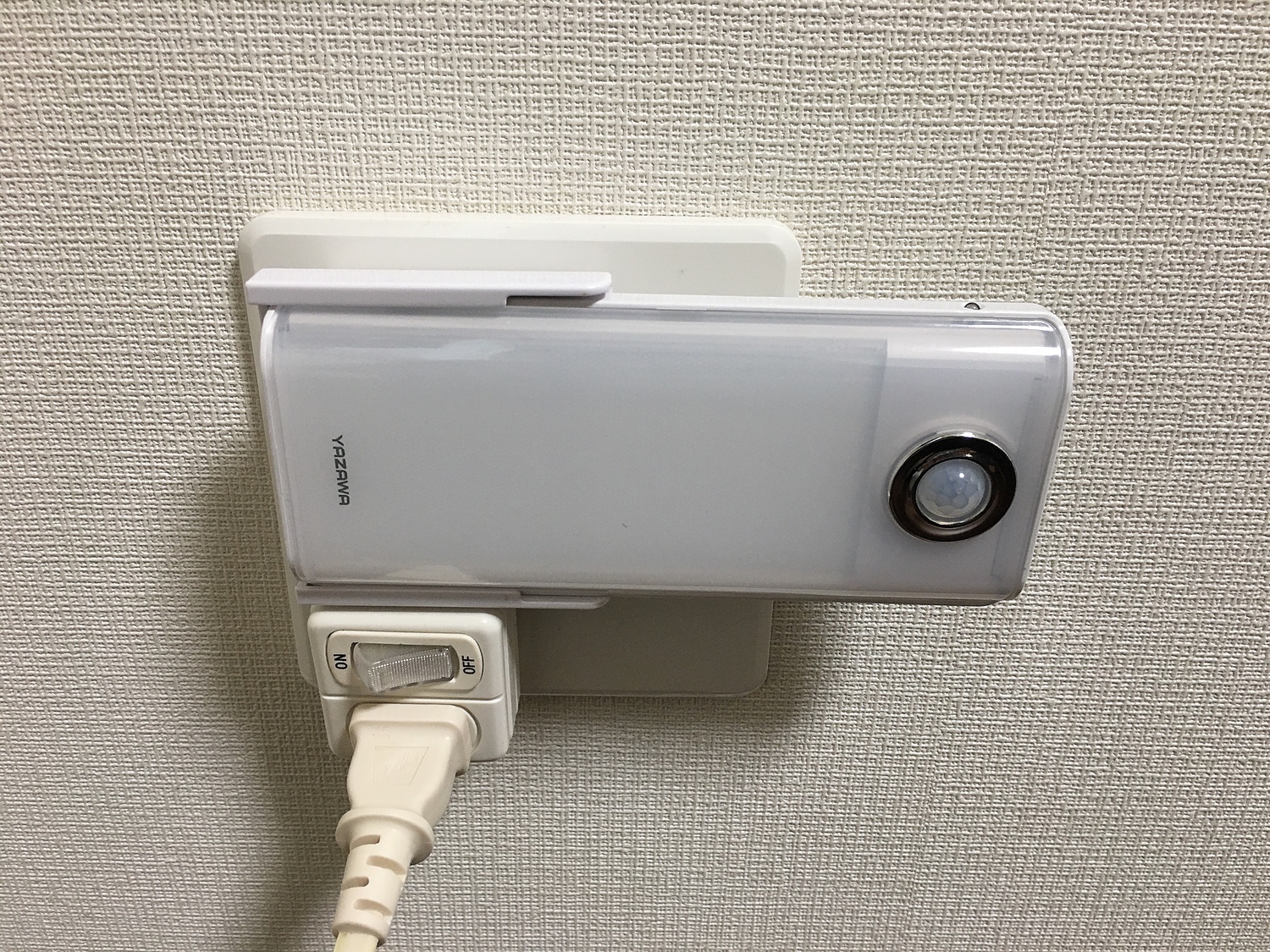 ヤザワ 無接点充電式人感明暗ナイトライト NCHSMN16WH