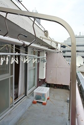 楽天市場 ベランダ物干し台 ベランダ固定型 物干しスタンド ベランダ25角シャンパンゴールド色 取り付け金具付き 2つ穴4枚 左右2本1台分セット マンション型 物干し 屋外 日よけ 目隠し 物干しざお 洗濯台 おしゃれ 日本製 国内自社工場製造 物干し専門店きらら 楽天市場 ベランダ物干し台 ベランダ固定型 物干しスタンド ベランダ25角シャンパンゴールド色 取り付け金具付き 2つ穴4枚 左右2本1台分セット マンション型 物干し 屋外 日よけ 目隠し 物干しざお 洗濯台 おしゃれ 日本製 国内自社工場製造 物干し専門店きらら