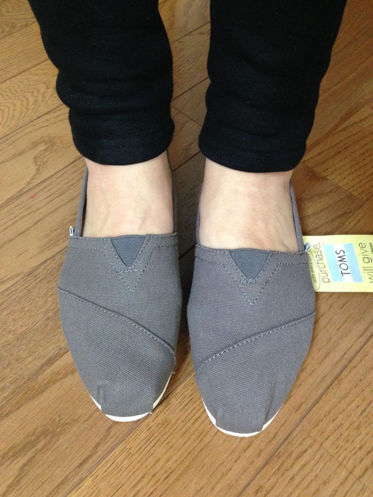 楽天市場 Toms Shoesトムズシューズ 並行輸入 海外正規品 送料無料 Toms Shoes トムズ シューズ Canvas Women S Classics キャンバス クラシック レディース スリッポン フラットシューズ エスパドリーユ メール便不可 インポートtシャツ Puffy Pez みんなの