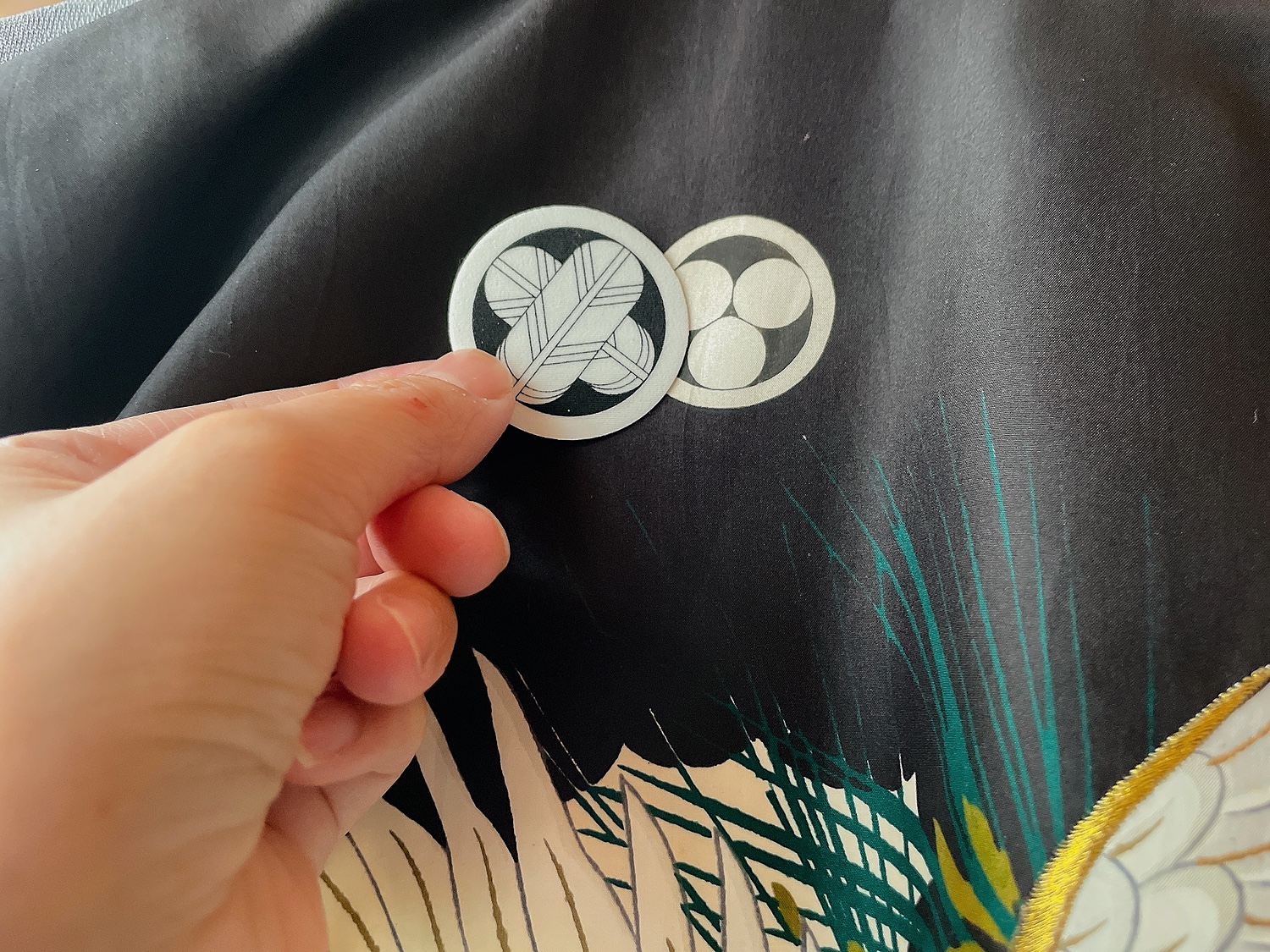 貼紋6枚1組　着物の定番家紋が簡単に！（黒地用紋）[メール便送料込]シール家紋 貼り付け紋 ちりけ紋 貼る家紋１組６枚入り（貼り紋はバラ売り出来ません）