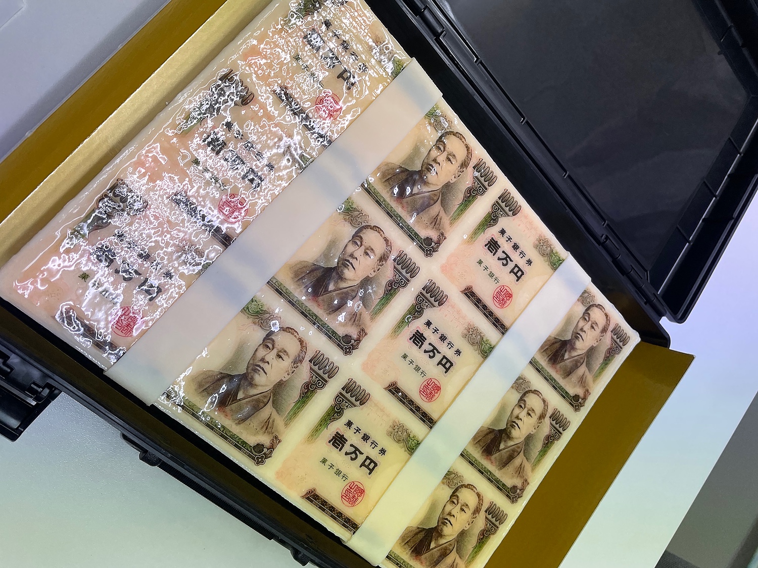 億万長者ケーキ 30×22cmバースデーケーキ 誕生日ケーキ 【送料無料】 16〜20名様用 札束 一万円 映える 披露宴 パーティ  イベント 大きい 特大 大人 男性 サプライズ 冷凍(CAKE EXPRESS) みんなのレビュー·口コミ