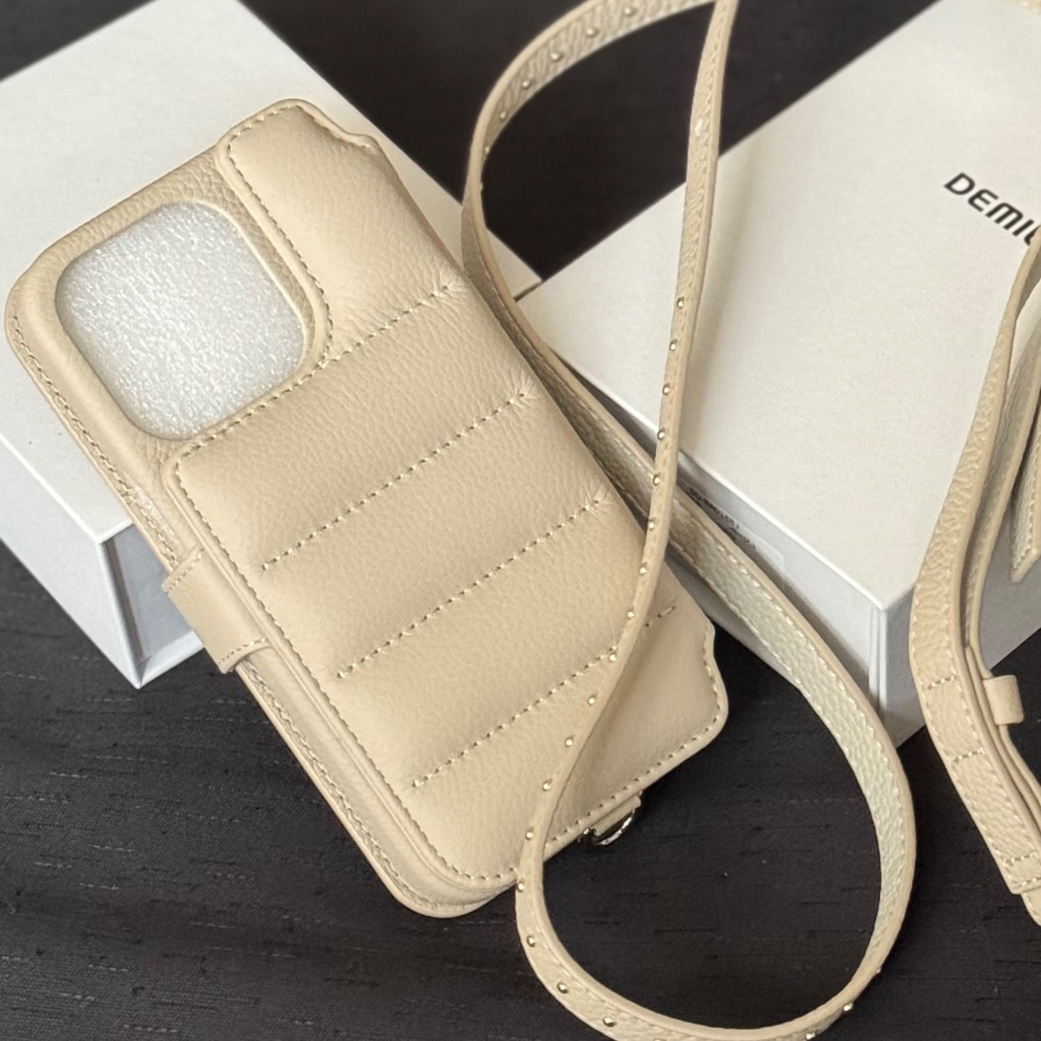 DEMIU ベージュ iPhone16pro ストラップ付き　美品 BALLON iPhone16対応 ベージュ | DEMIU (Women