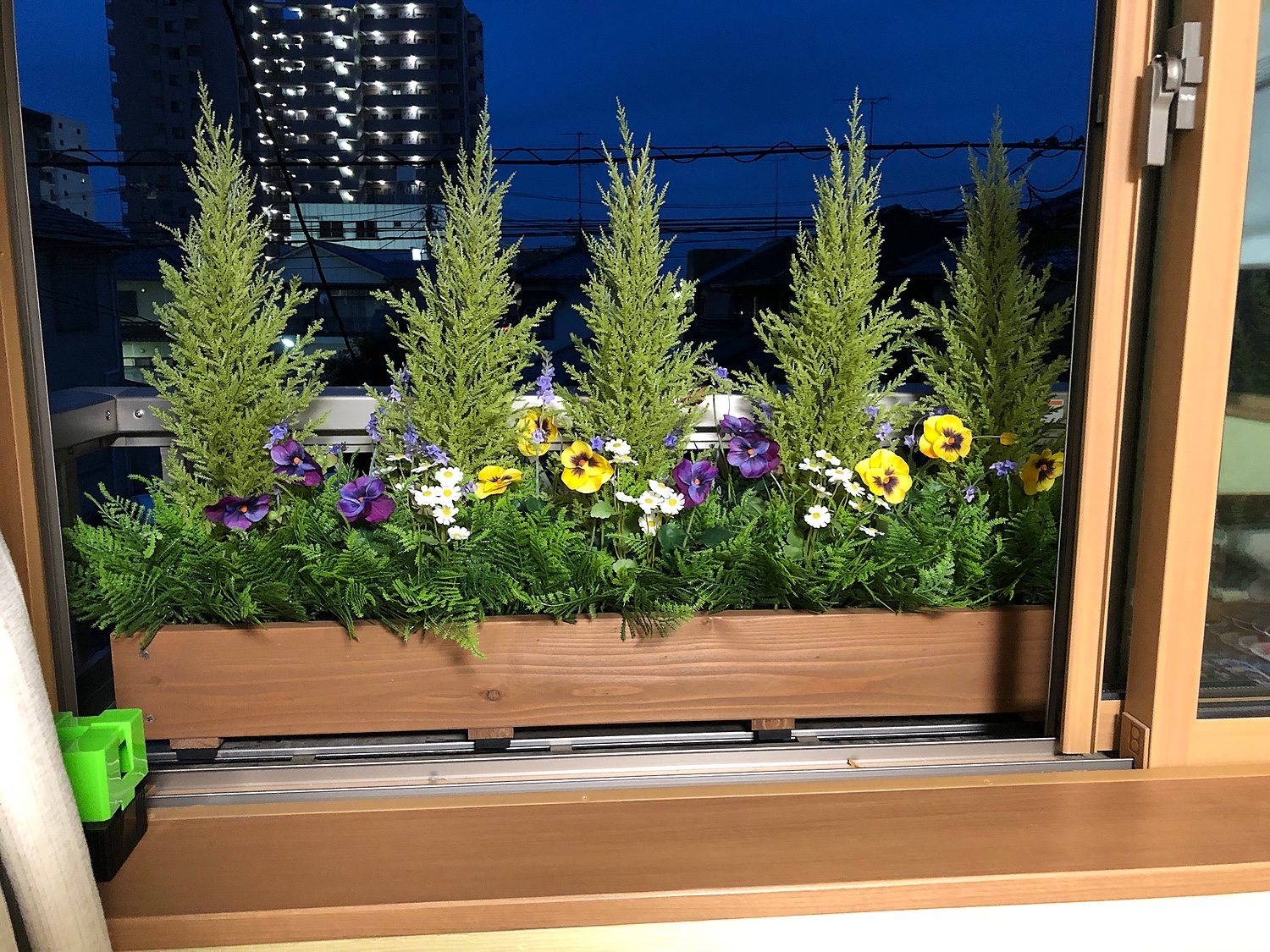 寄せ植え 花 インテリア 植物種類 フラワー 屋外対応 ゴールドクレスト ラベンダー ミディアムブラウン ダークブラウン パンジー ナチュラルブラウン 横幅600mm ウッドプランター ホワイト 本物そっくり アンティークグリーン W 造花 チャコールブラック