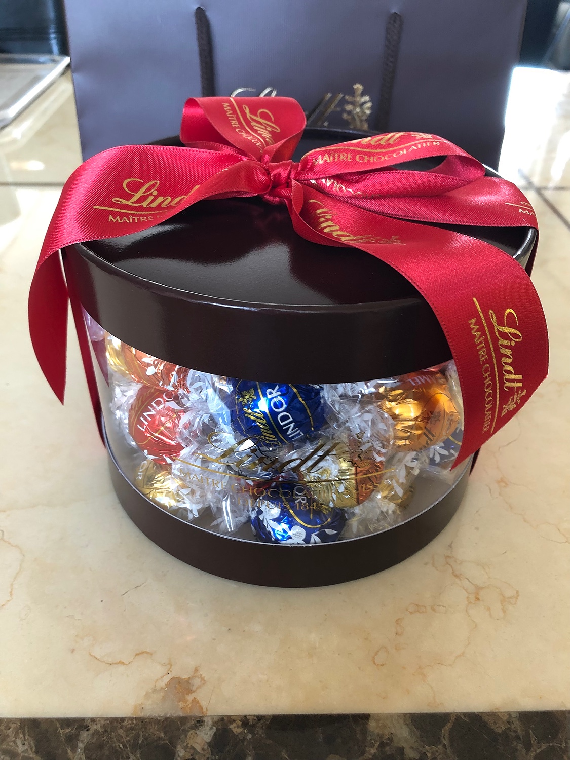 楽天市場 リンツ Lindt チョコレート リンドール ギフトボックス 9種50個入り ショッピングバッグ付き ホワイトデー お返し チョコ 詰め合わせ ギフト プレゼント プチギフト かわいい おしゃれ お菓子 洋菓子 スイーツ 個包装 リンツチョコ 手土産 誕生日 内祝い