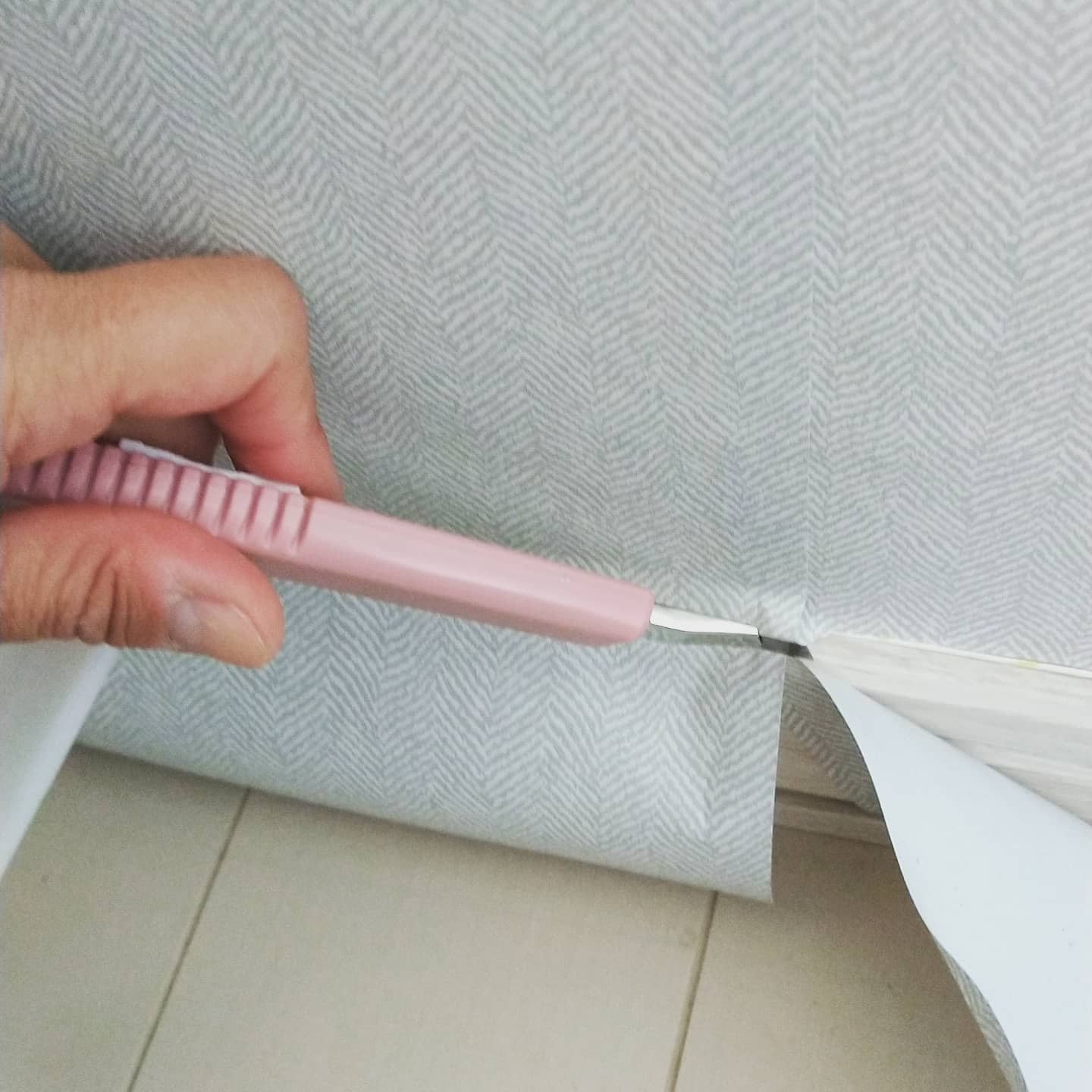 楽天市場 壁紙シール おしゃれ はがせる壁紙 15m 白 リメイクシート 子供部屋 コンクリート 無地 グレー 木目 壁紙 クロス シール モルタル はがせる 大理石 タイル 北欧 黒 グリーン 剥がせる ネイビー レンガ ブルー キッチン リビング 防水 玄関 ドア 家具 壁紙の上