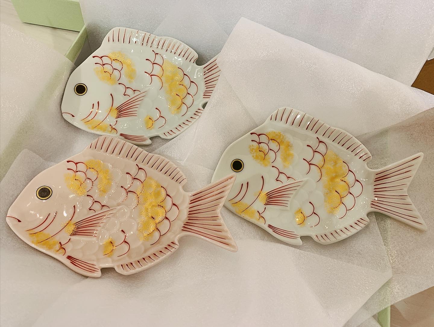 楽天市場】有田焼 幸楽窯 鯛形銘々皿(白.金タタキ/桜.金タタキ)【13.5cm 魚の形のお皿 タイ 白色 ピンク色 招福 錦金叩鯛形 銘々皿 食器  お正月 お祝い事】(有田焼やきものギャラリー つじ信) | みんなのレビュー・口コミ
