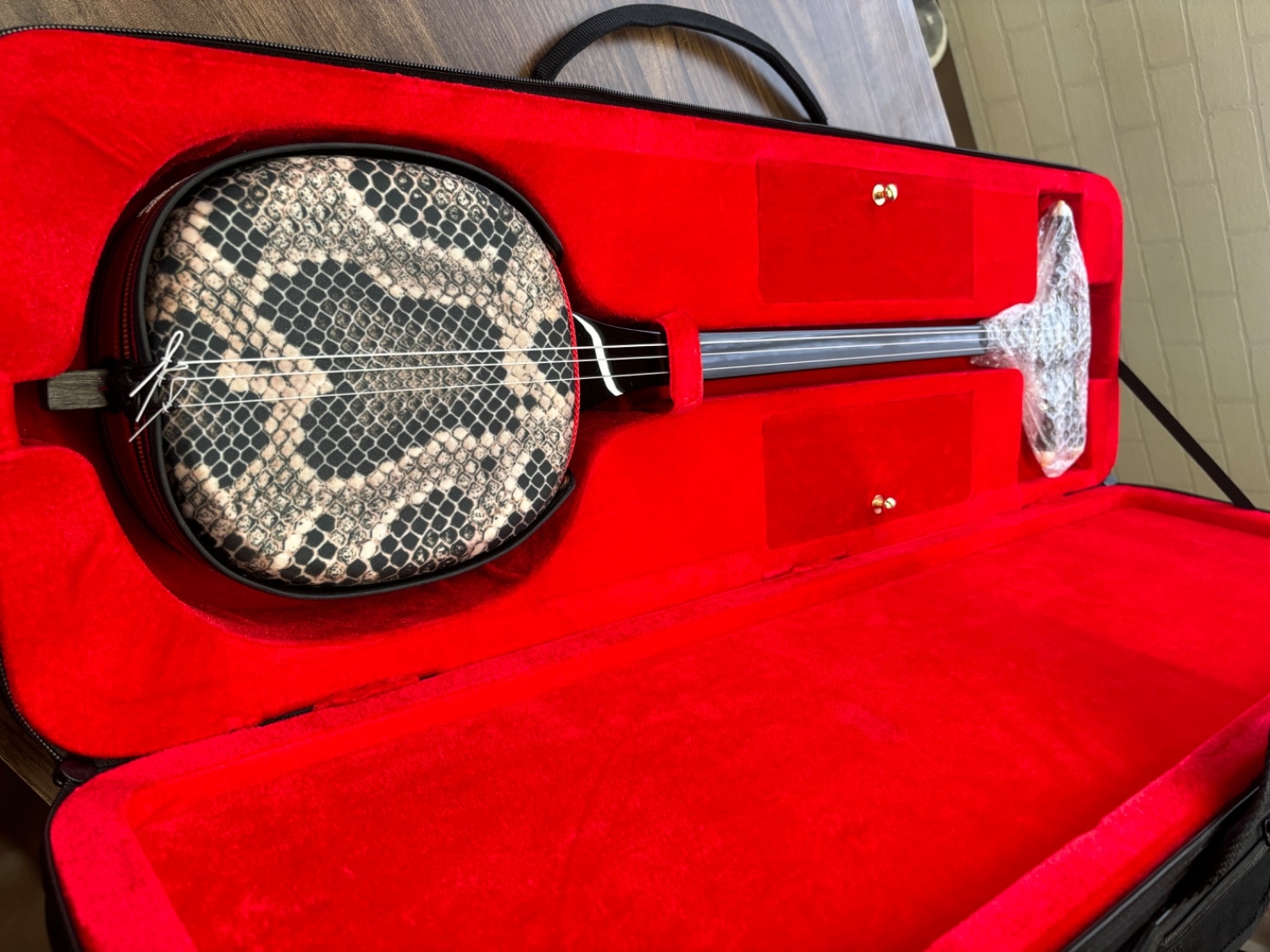 沖縄三線 ハードケース付 爪 予備弦 CD 付属 和楽器 沖縄 三線 和楽器 弦楽器 本蛇皮 初心者 ハードケース ウマ 爪