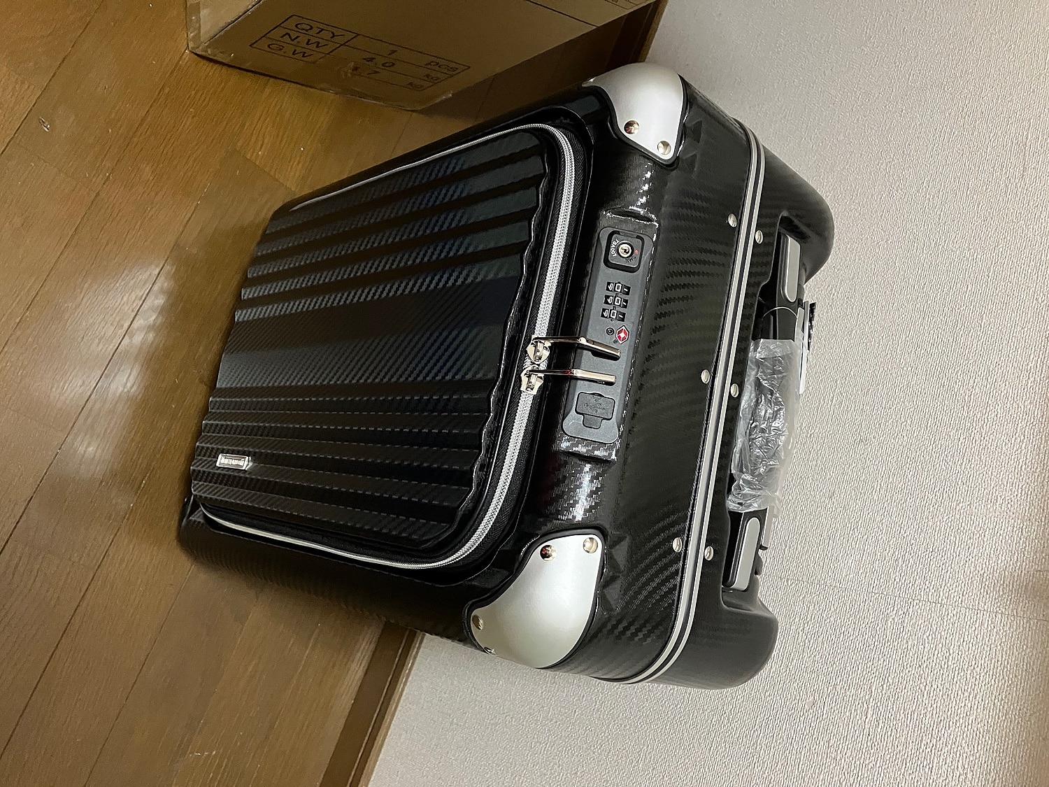 楽天市場】スーツケース エンボス加工 USBポート付き ビジネスキャリー