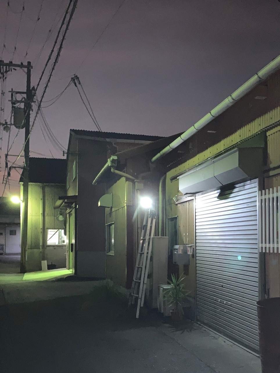 楽天市場 楽天1位 2個セット 人感 センサーライト 屋外 ソーラー 赤いランプ付き 自動夜間点灯 8led 高輝度 防犯ライト 防犯カメラ型 ダミーカメラ 角度調節可能 配線不要 防水 工事不要 人感検知 電気代ゼロ 壁掛け 庭先 玄関 ガーデン 防犯対策 同楽メーカー直営店