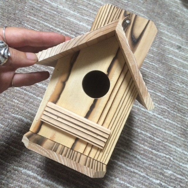 【 焼杉 小さな鳥の巣箱 】（巣穴35ミリ、背板有り）幅105×奥行160×高さ175ミリ 焼杉板 杉板 鳥 小鳥 巣 自然素材 木製 鳥の巣  野鳥 雛 雀 バードハウス 木工 鳥小屋 巣穴 インテリア 庭 ガーデン ガーデニング 園芸 観察 オーナメント 営巣 送料無料(吉和民家 ...