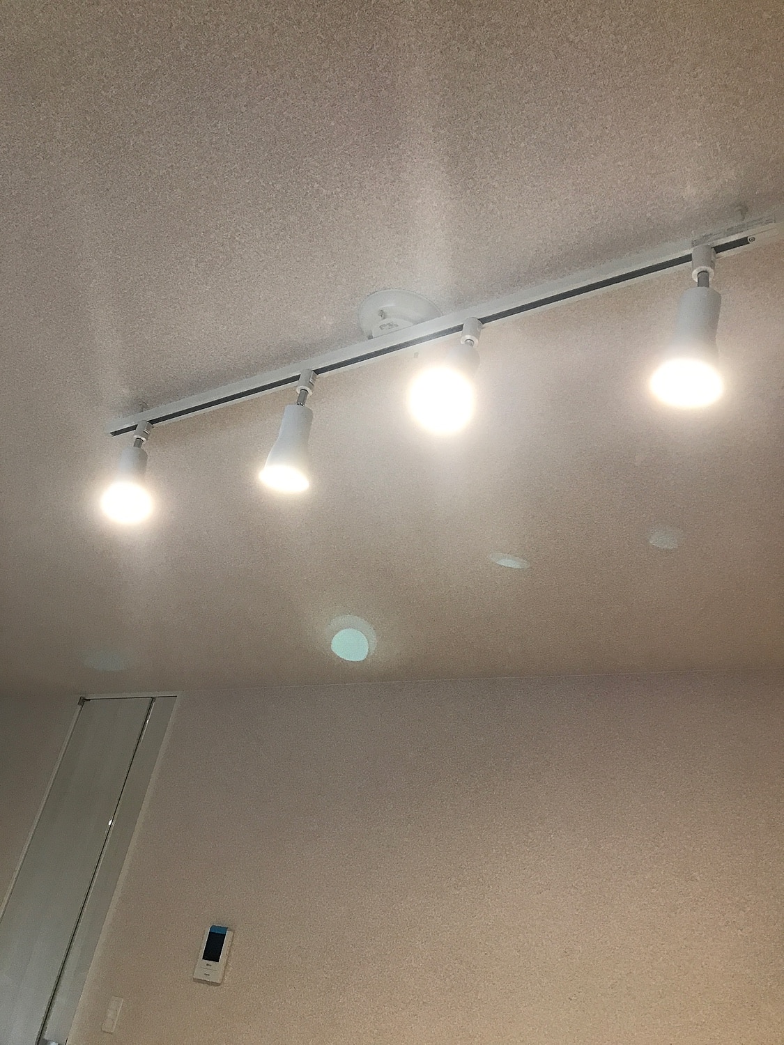 楽天市場 ダクトレール スポットライト E26 電球付き 60w 調光調色可能 リモコン操作 天井照明 シーリングライト リモコンled電球 電球色 昼光色 おしゃれ 間接照明 無段階調光調色 遠隔操作 電球付き リモコン別売り 共同照明led専門店 みんなのレビュー 口コミ