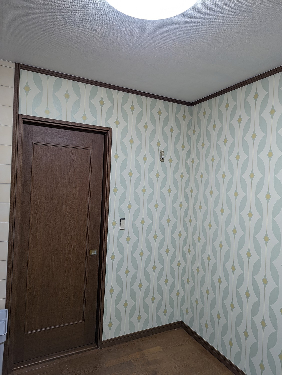 楽天市場 壁紙 のり付き レトロ モダン ポップ クロス おしゃれ 壁紙 アメカジ 70年代 カフェ風 ポップ くすみカラー 幾何学模様 おしゃれ 壁 グレー オレンジ レトロポップ 水玉 ピンク グレージュ 抗菌 汚れ防止 不燃 壁紙張り替え 壁 リメイク Diy リフォーム 国産