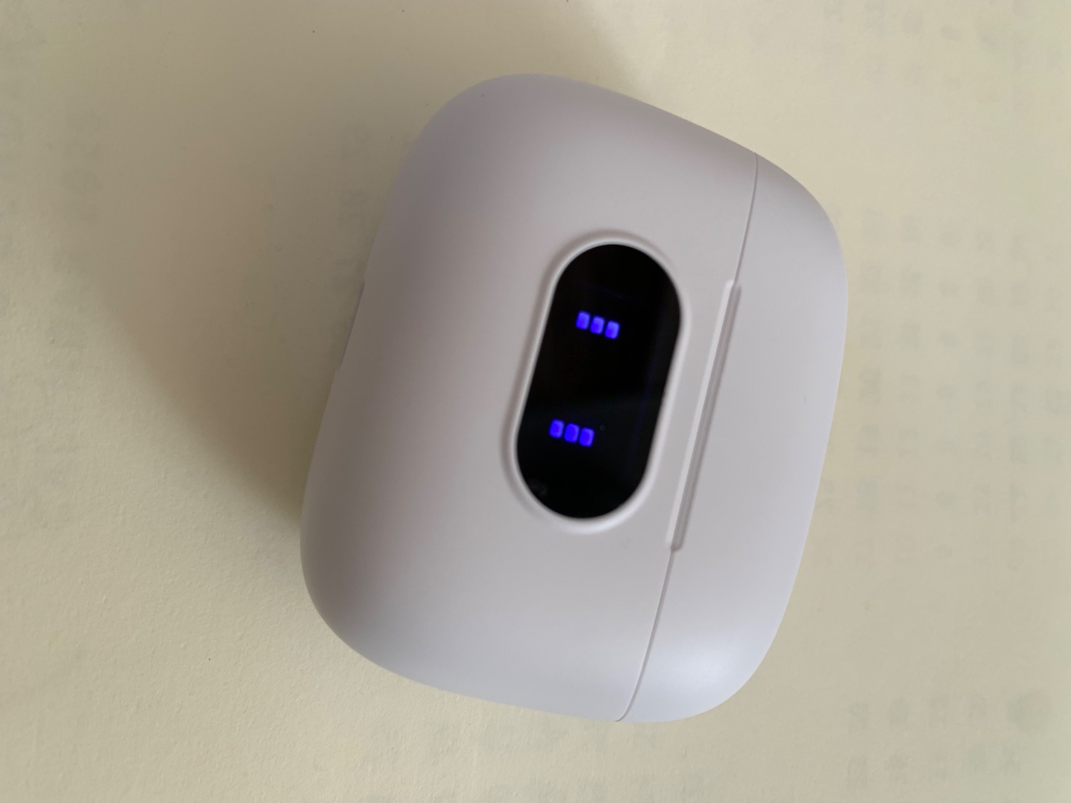 ホワイト イヤホンケース 蓋付き オーディオ機器