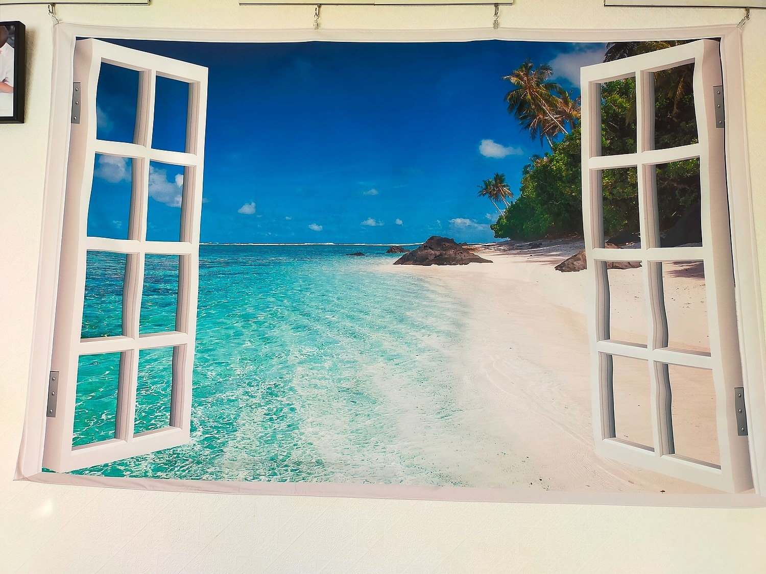 楽天市場 インテリア タペストリー 海 夏 南国 季節 風景 ビーチ ハワイ 窓 だまし絵 西海岸 アメリカ きれい さわやか 癒し おしゃれ 大きい 大判 インスタ映え グッズ 小物 テレワーク 背景 リモートワーク 背景布 壁 布 目隠し ファブリックポスター 部屋 飾り