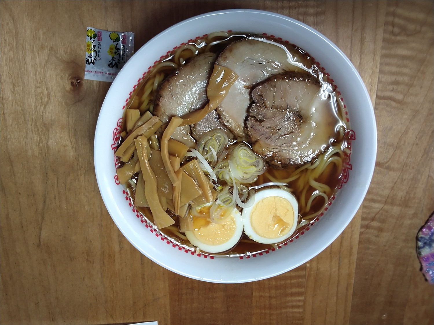 楽天市場】【クーポン利用で20%OFF】だしが旨い!湯布院 鴨だし醤油ラーメン 4人前 (麺×4袋/鴨スープ37g×4/ゆずこしょう1.5g×4) 簡易パッケージ 特製鴨出汁スープ 1000円ポッキリ 由布製麺 復興復袋【ゆうパケット送料込】【応援企画】 SAYU(おんせん県おおいた online ... 楽天市場】【クーポン利用で20%OFF】だしが旨い!湯布院 鴨だし醤油ラーメン 4人前 (麺×4袋/鴨スープ37g×4/ゆずこしょう1.5g×4) 簡易パッケージ 特製鴨出汁スープ 1000円ポッキリ 由布製麺 復興復袋【ゆうパケット送料込】【応援企画】 SAYU(おんせん県おおいた online ...