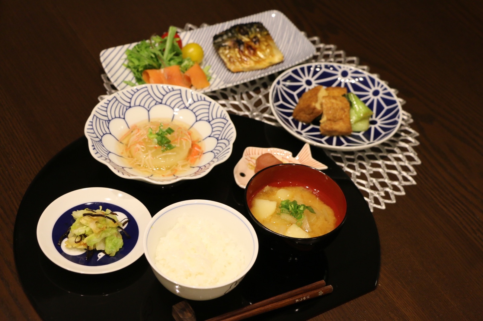 楽天市場 トレー 紀州漆器 両面半月ランチョンマット 黒塗 裏朱塗 36cm 1枚 半月盆 半月膳 トレイ 会席膳 板膳 お盆 日本製 国産 塗 半月盆 お洒落 伝統 上品 会席 漆器 おしゃれ 漆器とキッチン 祭りのええもん 30代 みんなのレビュー 口コミ