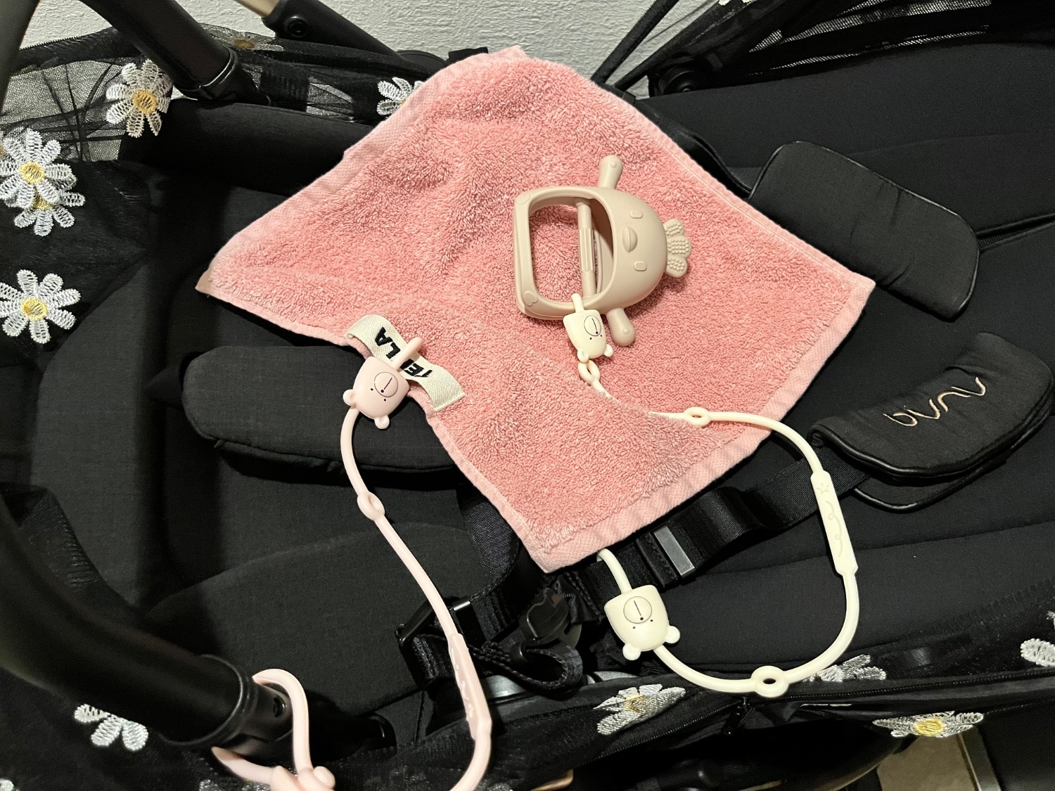 はるるん様 おもちゃホルダー 楽天市場】おしゃぶりホルダー シリコン トイストラップ おもちゃ